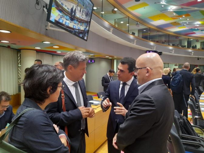 Κώστας Σκρέκας από Βρυξέλλες: «Στηρίζουμε νοικοκυριά και επιχειρήσεις - Η Ευρώπη δεν θα υποκύψει στον ρωσικό εκβιασμό»