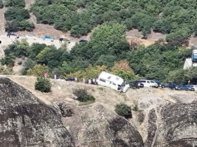 Τροχόσπιτο κρέμεται στα βράχια των Μετεώρων