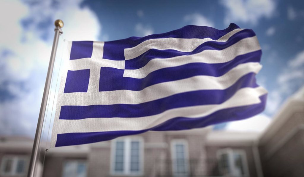 Οργή στoν Βόλο: Κατέβασαν και έσκισαν ελληνική σημαία από σχολείο