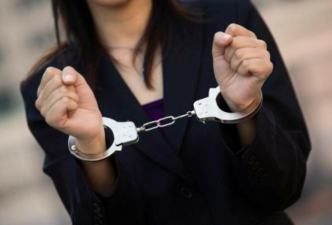 Βόλος: Σύλληψη αλλοδαπής για παράβαση της νομοθεσίας περί όπλων, απειλή, εξύβριση και διατάραξη της λειτουργίας Υπηρεσίας