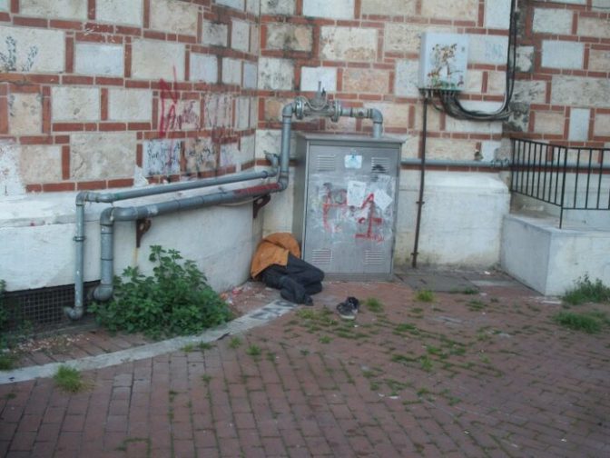 Συγκλονιστικός διάλογος με άστεγο: Δεν αντέχω άλλο στο παγκάκι…