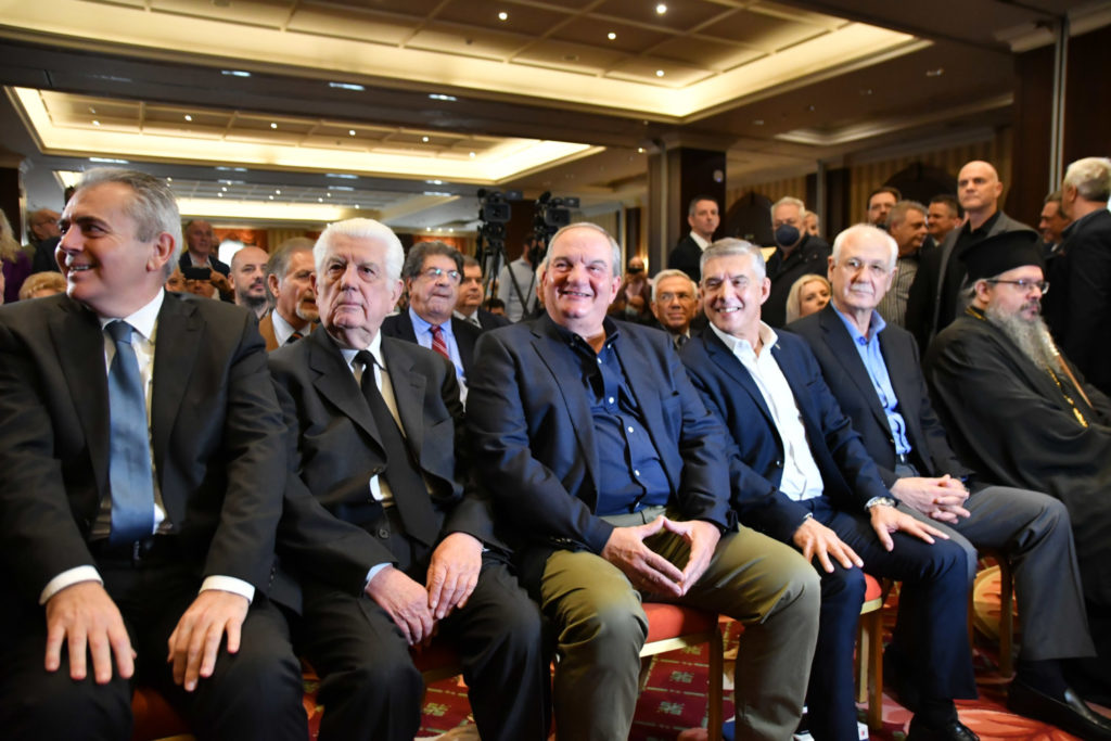 Με χειροκροτήματα η άφιξη του Κώστα Καραμανλή στην Λάρισα