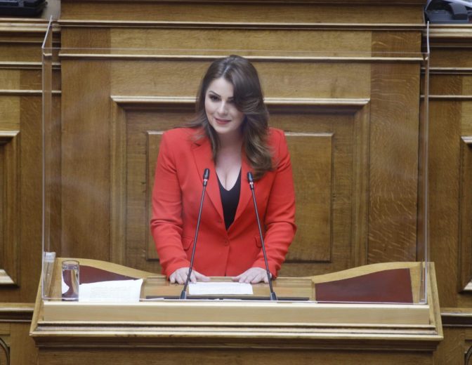 Κ. Παπακώστα: "Συνέπεια λόγων και έργων" - Ασθενοφόρο όχημα και στο Κέντρο Υγείας Φαρκαδόνας