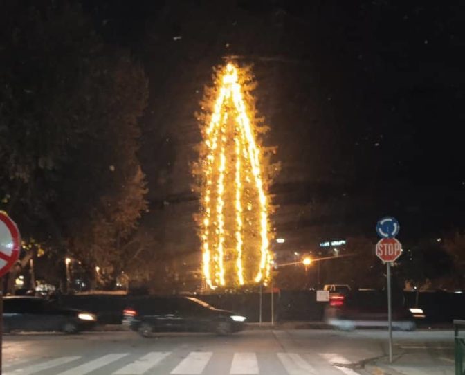 Άναψε…. για τις τελευταίες διορθώσεις το χριστουγεννιάτικο δέντρο στα Τρίκαλα