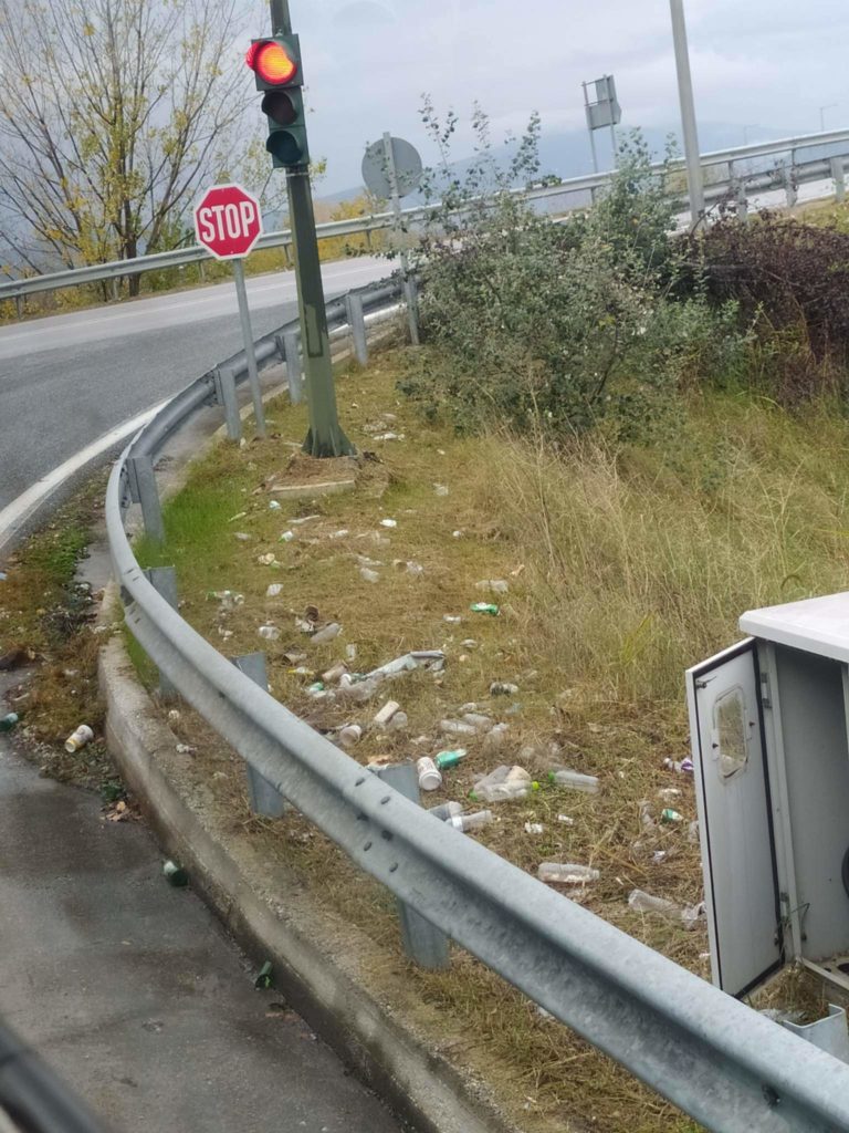 Η... παιδεία μας - Σκουπιδότοπος στα φανάρια έξω από την Φαρκαδόνα