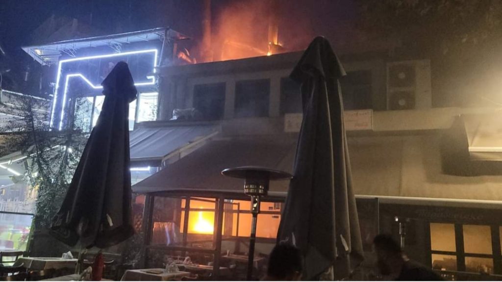 Τυλίχθηκε στις φλόγες ψητοπωλείο στο κέντρο της Λάρισας