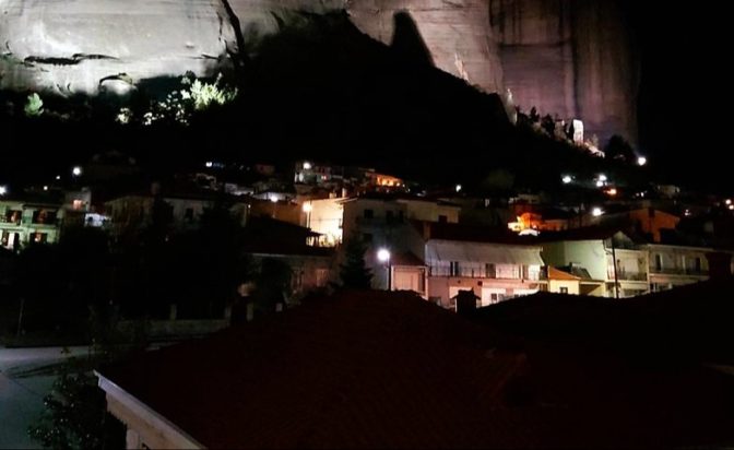 Στα λαμπερά Τρίκαλα χιλιάδες επισκέπτες στην Καλαμπάκα το βαθύ σκοτάδι