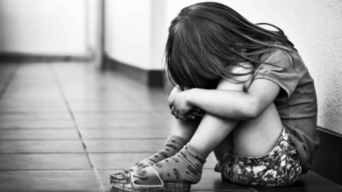 Βίαζε την 5χρονη αδερφή φίλων του