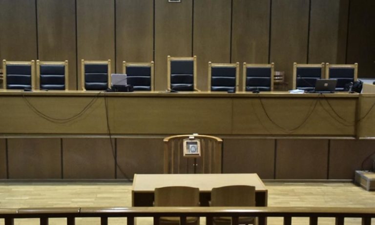Βόλος: Στην φυλακή ο «νταής» που μαχαίρωσε τη σύντροφό του μπροστά στο παιδί τους