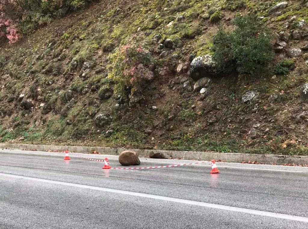 Προσοχή... Η βροχόπτωση έφερε πτώσεις βράχων στο οδικό δίκτυο της Καλαμπάκας