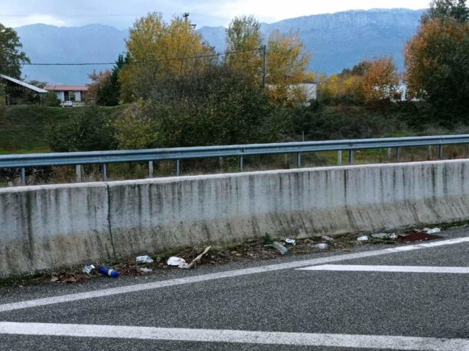 Τρίκαλα: Ένας κινητός σκουπιδότοπος στον δρόμο για τον «παράδεισο»