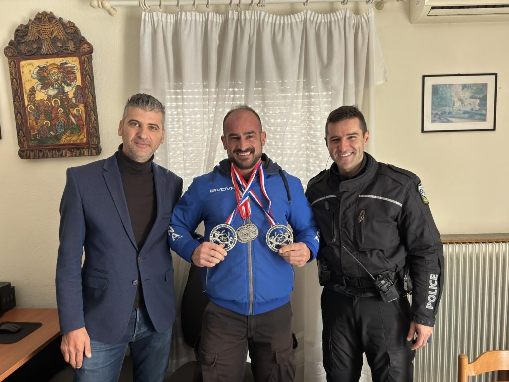 Οι αστυνομικοί των Τρικάλων συγχαίρουν τον πρωταθλητή τους