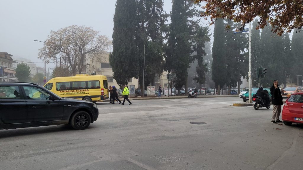 Λάρισα: Αναστάτωση με σχολικό λεωφορείο που «έμεινε» στον δρόμο (βίντεο)