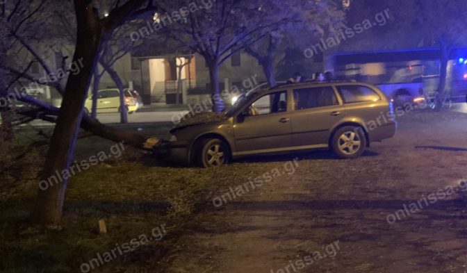 «Τρελή» πορεία αυτοκινήτου στην Καρδίτσης (φωτό)