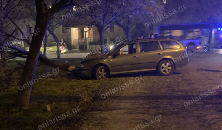 «Τρελή» πορεία αυτοκινήτου στην Καρδίτσης (φωτό)