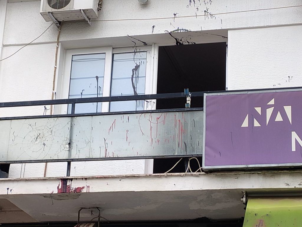 Λάρισα: Επίθεση με μπογιές στα γραφεία της Νέας Δημοκρατίας (φωτό)