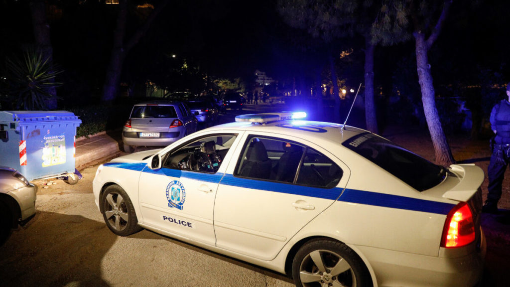 Λάρισα: Τρόμος για τον υπάλληλο βενζινάδικου που λήστεψε κουκουλοφόρος με χατζάρα!