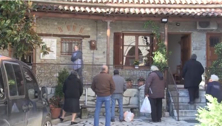 Γεύματα αγάπης για τους άπορους από την Παναγία Φανερωμένη Τρικάλων