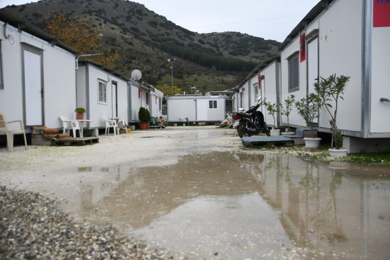 Δαμάσι: Δεύτερα Χριστούγεννα στους οικίσκους οι σεισμόπληκτοι (φωτό)