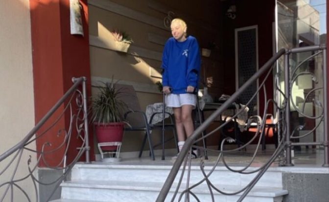 Τύρναβος: Μαθητές τραγούδησαν τα κάλαντα στην Χριστίνα που πολεμάει με σθένος τον καρκίνο