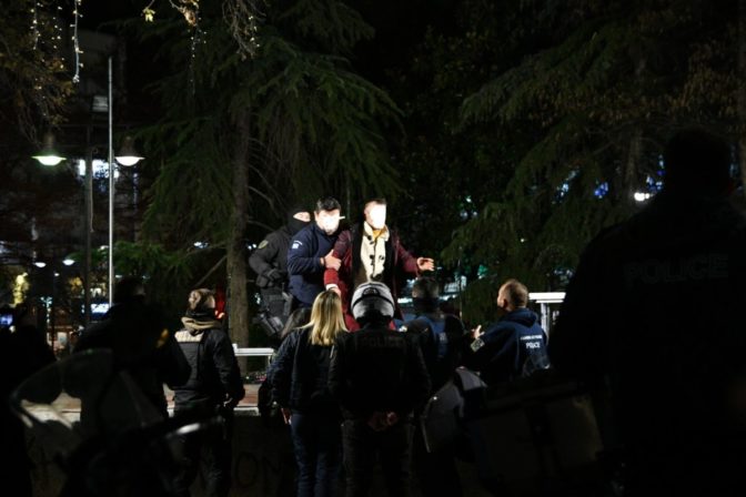 Απειλούσε να αυτοπυρποληθεί στην κεντρική πατεία της Λάρισας! (φωτό)