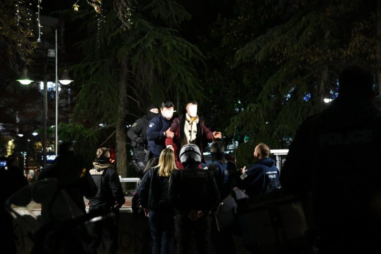 Απειλούσε να αυτοπυρποληθεί στην κεντρική πατεία της Λάρισας! (φωτό)