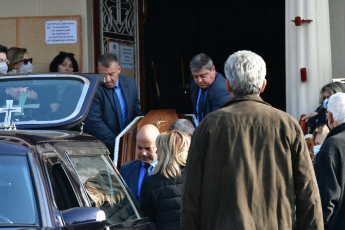 Λάρισα: Σπαρακτικό το ύστατο «αντίο» στον Νίκο Χλόψιο (φωτό & βίντεο)