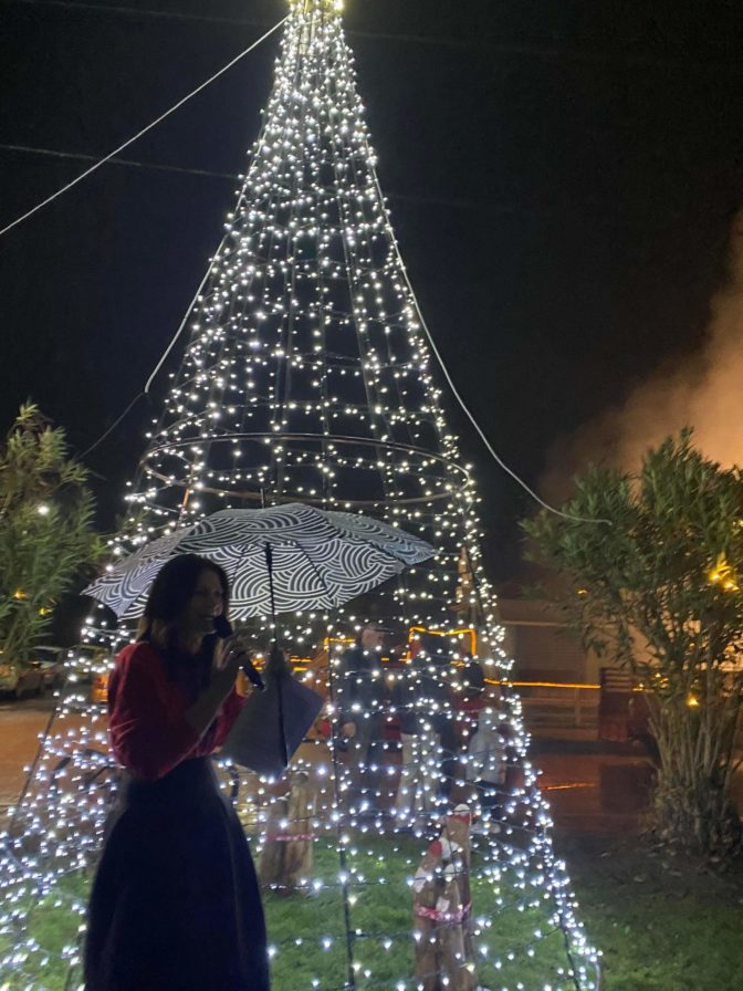 Ούτε η βροχή σταμάτησε το άναμμα του Χριστουγεννιάτικου δέντρου στη Φωτάδα
