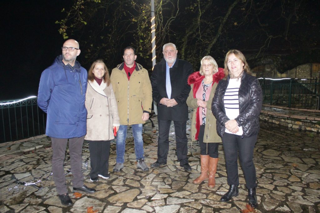 Φωταγωγήθηκε το Χριστουγεννιάτικο Δένδρο στα Στουρναρέικα