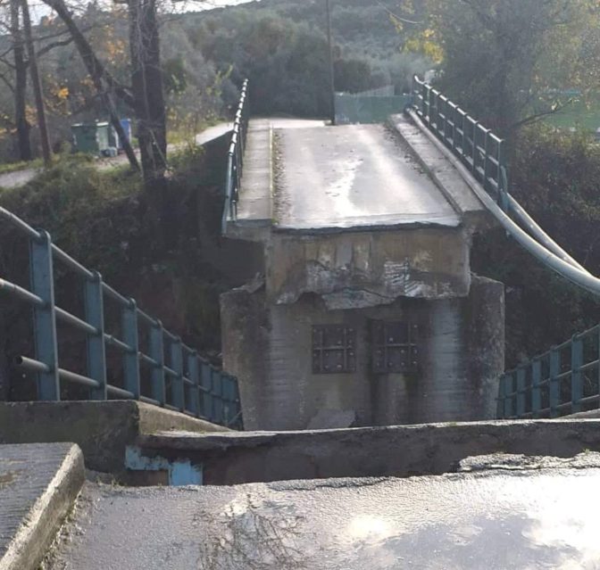 Σοκαριστική εικόνα: Κατέρρευσε γέφυρα στο Κομπότι Άρτας