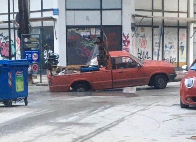 Λακκούβα …κατάπιε αγροτικό στα Τρίκαλα!