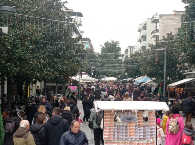 Τρέχουν για τα γιορτινά ψώνια οι Τρικαλινοί