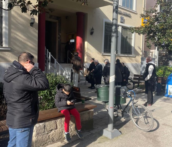 Τρίκαλα: Συνωστισμός χριστουγεννιάτικα στα ΑΤΜ