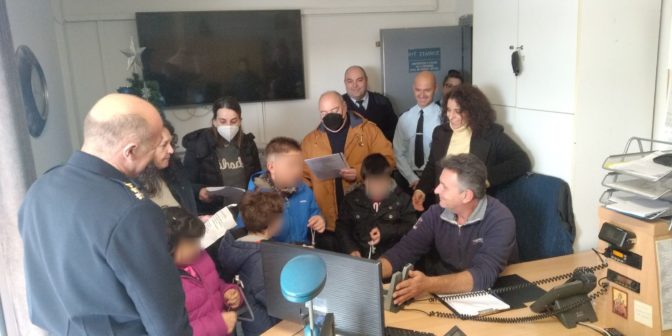 Μαθητές στα Τρίκαλα έψαλαν τα κάλαντα μέσω …ασυρμάτου της Αστυνομίας!