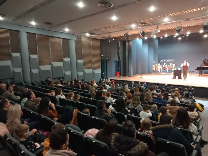 Ευχές και δώρα στην εκδήλωση για τα παιδιά των Αστυνομικών στα Τρίκαλα (φωτό)