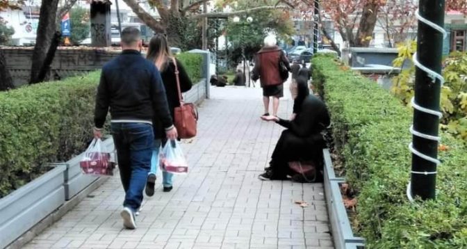 Αυξήθηκαν οι επαίτες στους δρόμους των Τρικάλων λόγω Χριστουγέννων