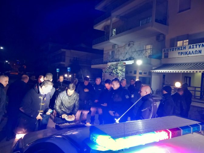Στο περιπολικό έκοψαν την βασιλόπιτα Αστυνομικοί στα Τρίκαλα (φωτό)