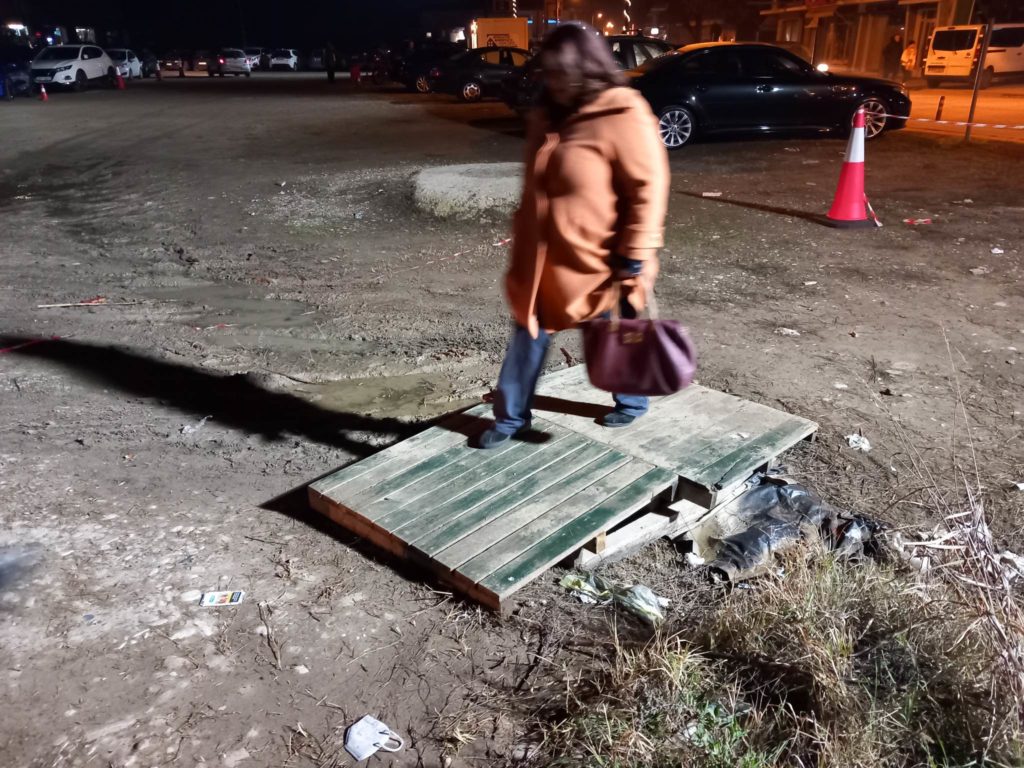 Παρκινγκ Μύλου των Ξωτικών- Μέσα στις λάσπες βουλιάζουν οι επισκέπτες