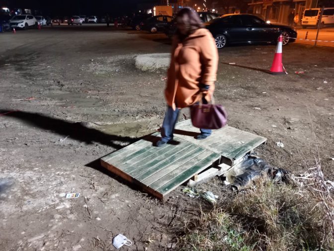 Παρκινγκ Μύλου των Ξωτικών- Μέσα στις λάσπες βουλιάζουν οι επισκέπτες