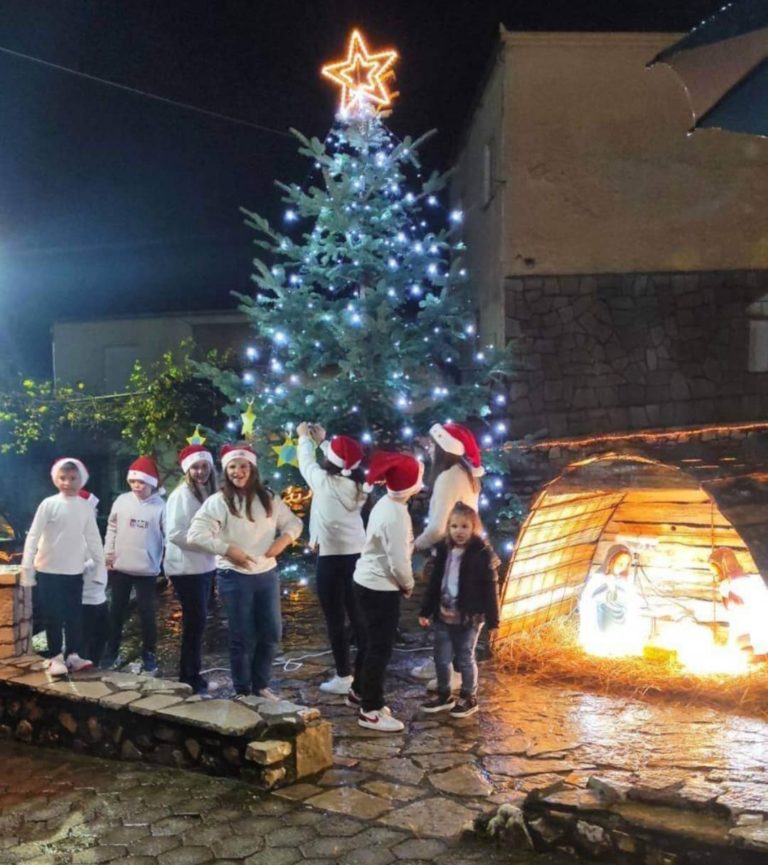 Άναψε το Χριστουγεννιάτικο δέντρο στο όμορφο Γενέσι