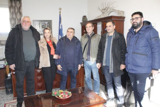 Εθιμοτυπική επίσκεψη των δημοτικών υπαλλήλων στον Κώστα Μαράβα
