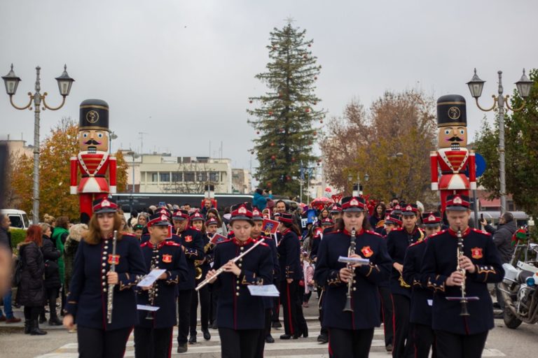 Ο καιρός φρενάρει τη χριστουγεννιάτικη παρέλαση των Τρικάλων