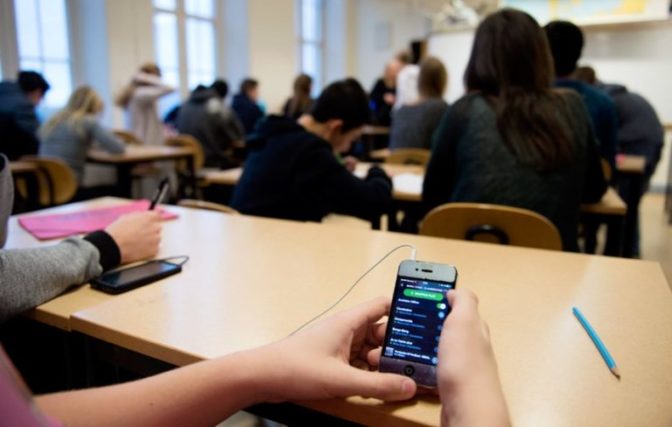 «Το πρόβλημα με τα κινητά των μαθητών στο Λύκειο»