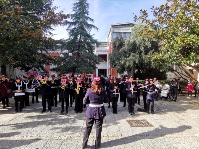 Κάλαντα από τη Δημοτική Φιλαρμονική στο κέντρο των Τρικάλων