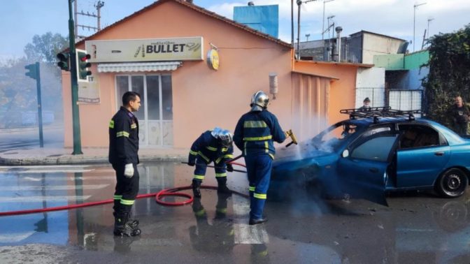 Τρόμος για 60χρονο στον Βόλο - Πήρε φωτιά το αυτοκίνητό του