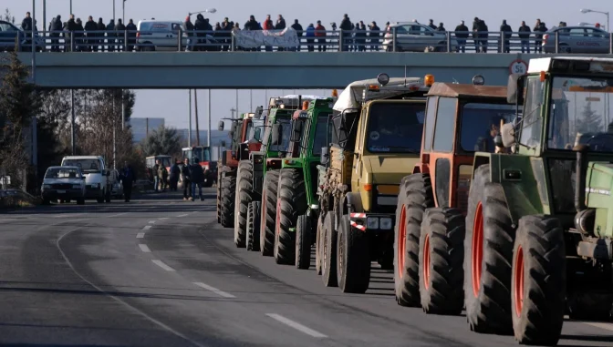 Έκλεισαν τον Ε65 οι αγρότες