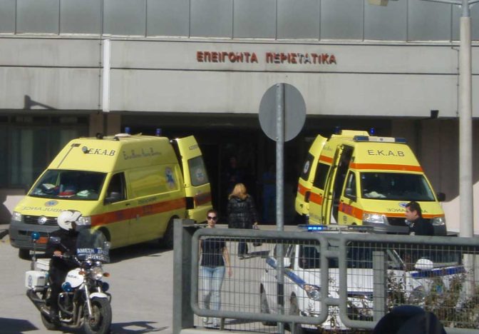 Εκτροπή και ανατροπή νταλίκας στον κόμβο του Ε65