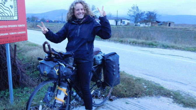 Ξεκίνησε με ποδήλατο από την Αγγλία και μέσω Θεσσαλίας φεύγει για Νέα Ζηλανδία
