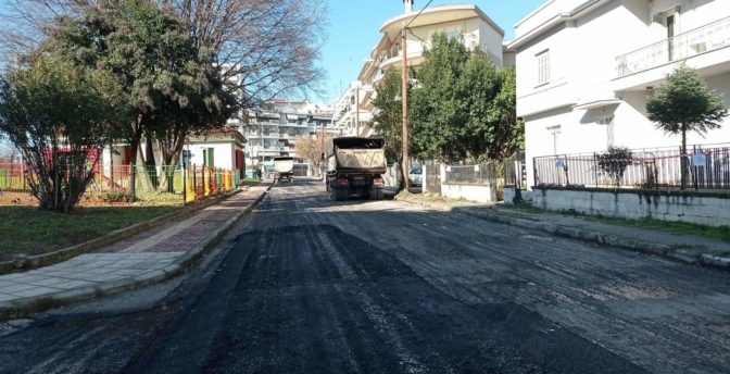 Πέφτει άσφαλτος στους δρόμους πέριξ του ΟΣΕ