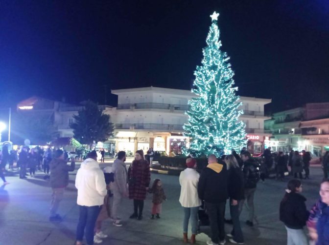 «Φόρεσε» τα γιορτινά της η Καλαμπάκα